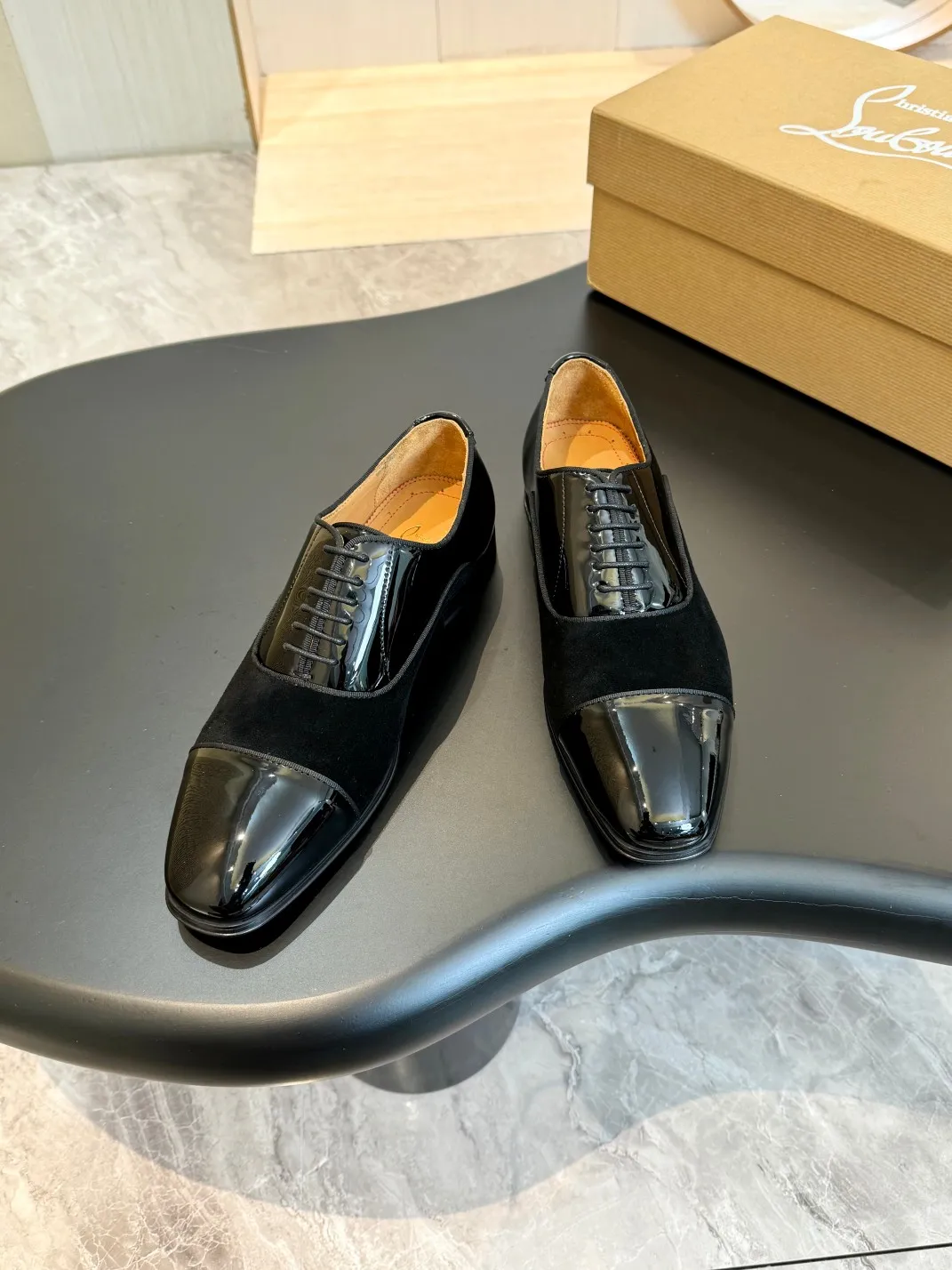 💰960 Christia*.Loubouti* high-end men's business formal leather shoes, original genuine cowhide red sole, imported Italian cowhide outsole, first-layer cowhide, water-dyed cowhide lining, high-end luxury. Size: 39-44 (customized at 38.45.46)✅